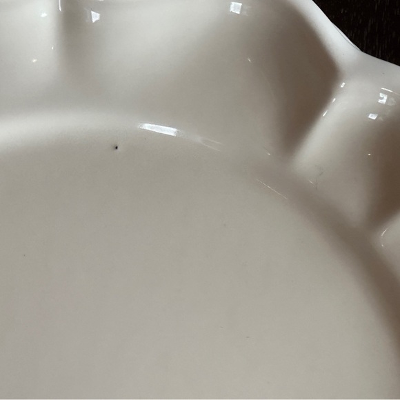 Elegant White Dinnerware Plates with Scalloped Edges and Recessed Center - Picture 8 of 9